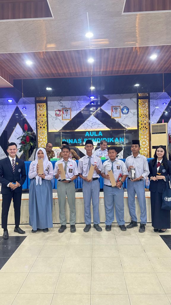 Pemberian hadiah merchandise BUD IPB kepada peserta