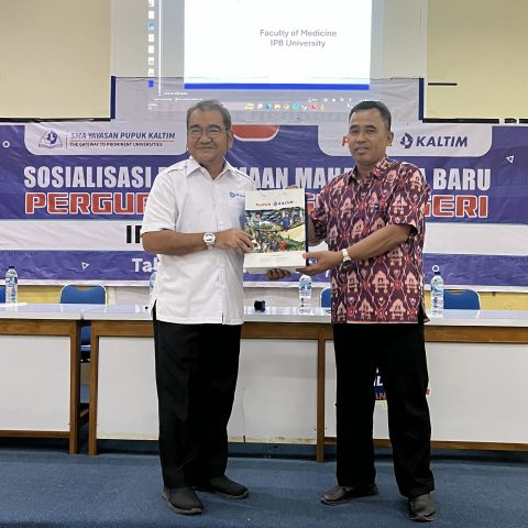 Pemberian hadiah merchandise Yayasan Pupuk Kaltim kepada BUD IPB