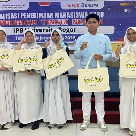 Pemberian hadiah merchandise BUD IPB kepada Siswa Yayasan Pupuk Kaltim