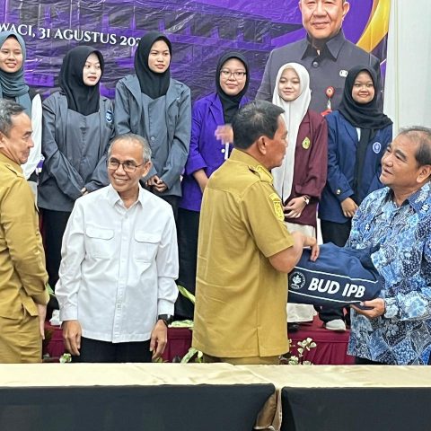 Pemberian Merch BUD IPB kepada Pak Bupati